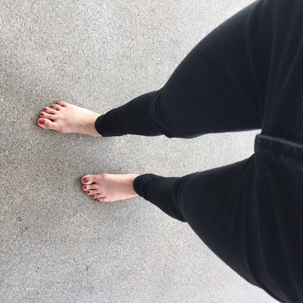 Bosymi stopami na podłodze — Zdjęcie stockowe