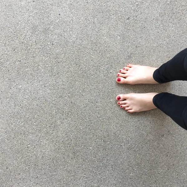 Босые ноги на полу — стоковое фото