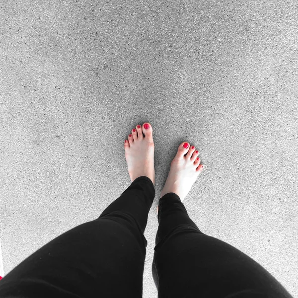 Blote voeten op grond — Stockfoto