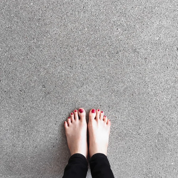 Босые ноги на полу — стоковое фото