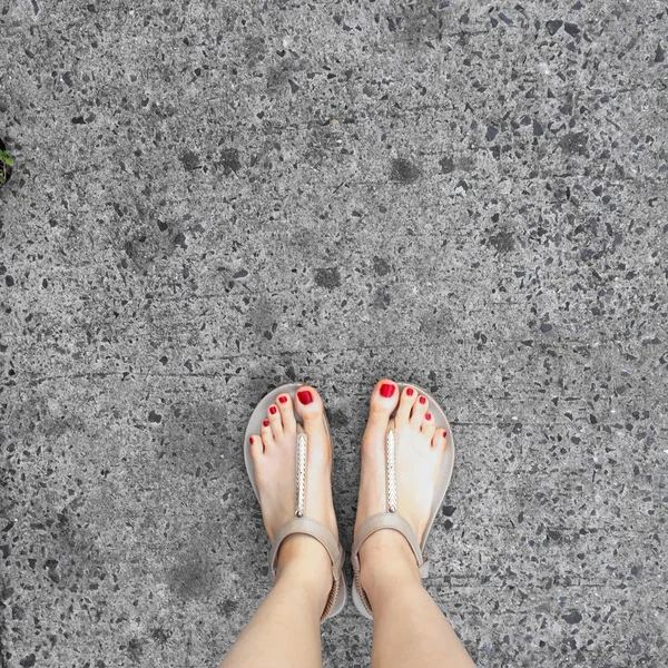 Золотые туфли женщины и свободное пространство — стоковое фото