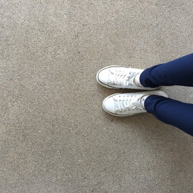 Ayak ve bacaklar yukarıda da görüleceği. Selfie