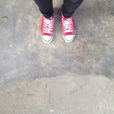 Kırmızı Sneakers büyük selfie