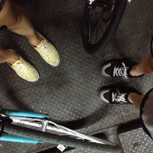 Yellow and Black Sneakers shoes walking on Dirty concrete top view, Canvas shoes walking on concrete, Sneakers shoes Couple — стоковое фото