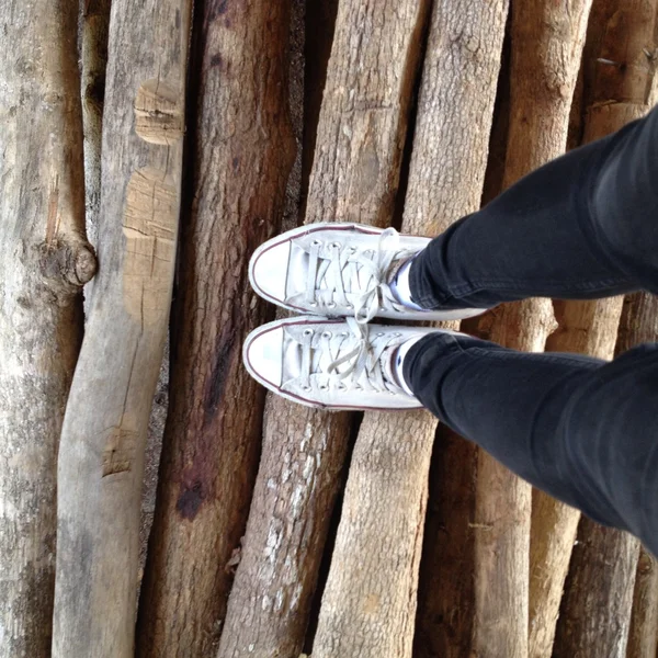 Baskets sur le pont en bois d'en haut. Selfie — Photo