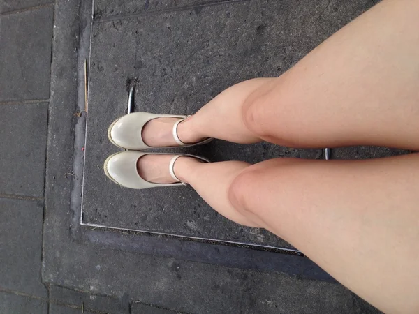 Scarpe d'oro di donna e spazio libero — Foto Stock