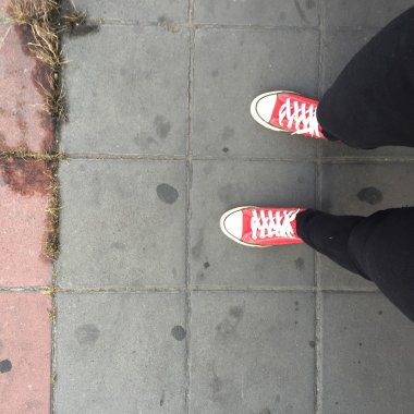 Siyah güzel genç kız bacakları açık yaşam tarzı yakın çekim. Spor ayakkabıların selfie 'si 