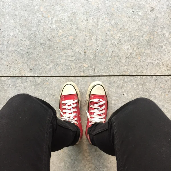 Estilo de vida ao ar livre close-up das pernas da bela menina adolescente preta. Selfie de Sneakers — Fotografia de Stock