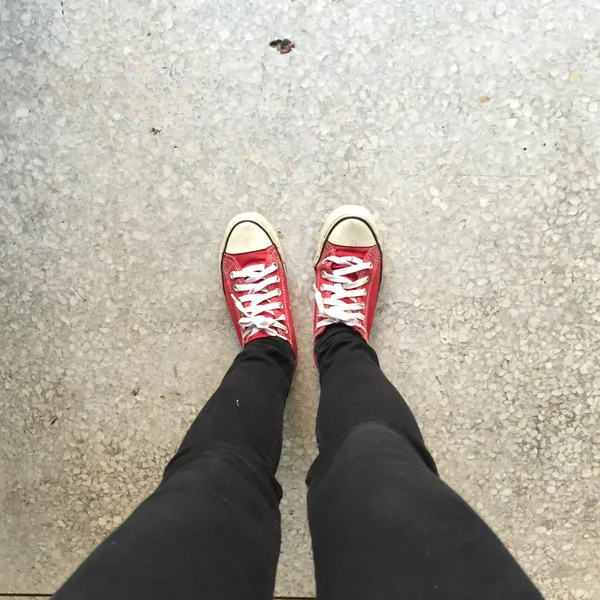 Outdoor lifestyle close-up of the legs of black beautiful teenage girl. Selfie of Sneakers — Stock Photo, Image