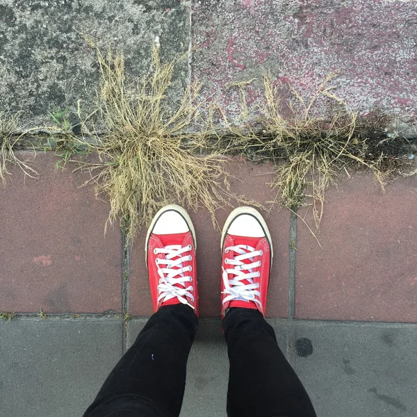 Utomhus livsstil närbild av benen i svart vacker tonårs flicka. Selfie av sneakers — Stockfoto