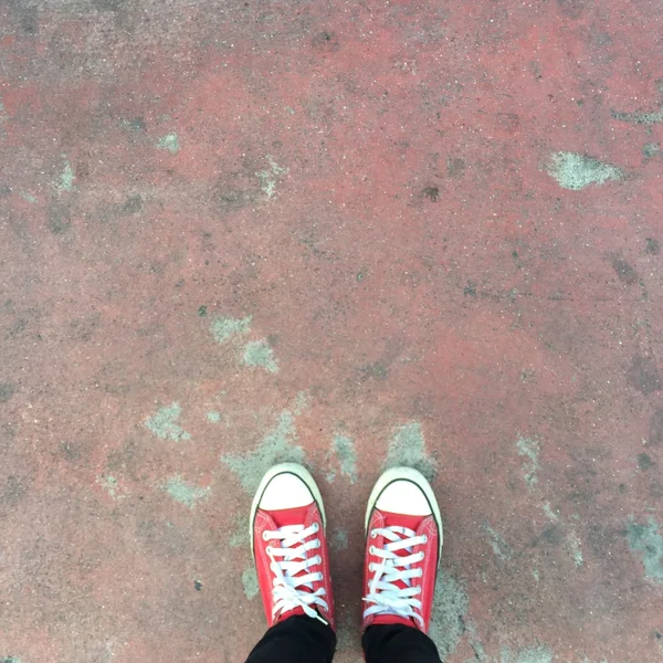 Utomhus livsstil närbild av benen i svart vacker tonårs flicka. Selfie av sneakers — Stockfoto