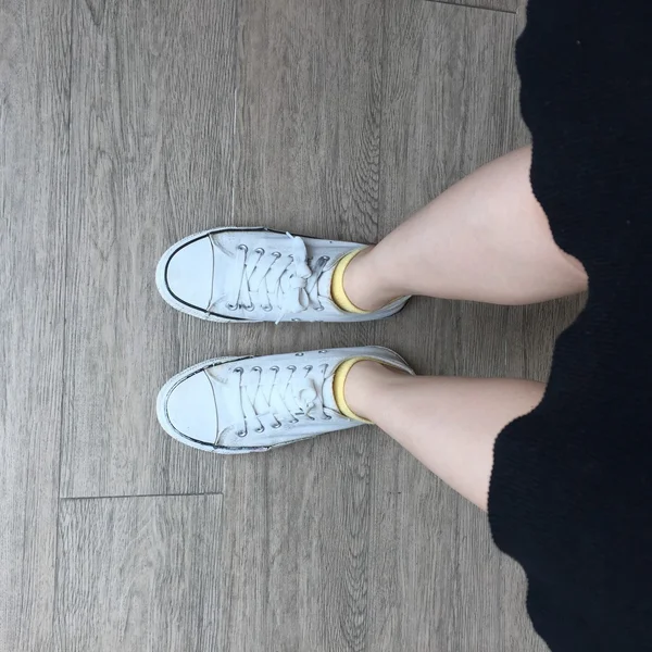 Şık elbise ve beyaz spor ayakkabı giyen kadın bacakları açık moda resim — Stok fotoğraf