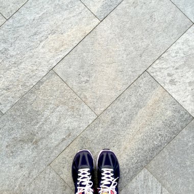 Şehir Merkezi veya ahşap, closeup ayakkabıları kaldırım üzerinde çalışan kadın runner döşenir