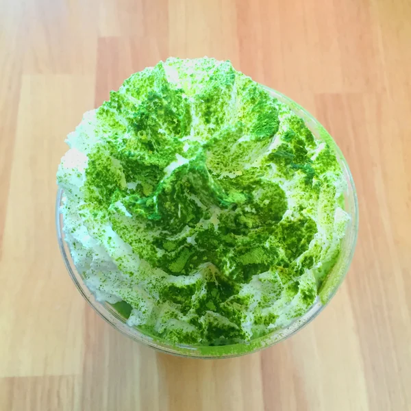 绿茶冰沙和木桌上的冰沙 — 图库照片
