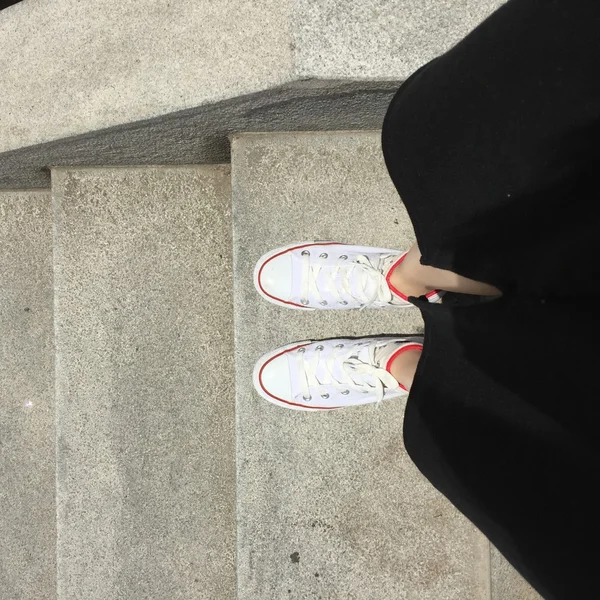 Açık hava yaşam tarzı yakın çekim bacaklar genç kızın. Beyaz spor ayakkabılarını kadında genç yenilikçi — Stok fotoğraf