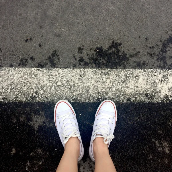 Outdoor-Lebensstil Nahaufnahme der Beine Teenager-Mädchen. junge Hipsterfrau in ihren weißen Turnschuhen — Stockfoto
