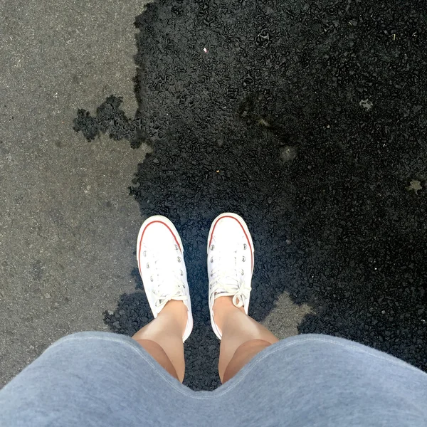 Utomhus livsstil närbild av ben tonårsflicka. Unga hipster kvinnan i hennes vita sneakers — Stockfoto