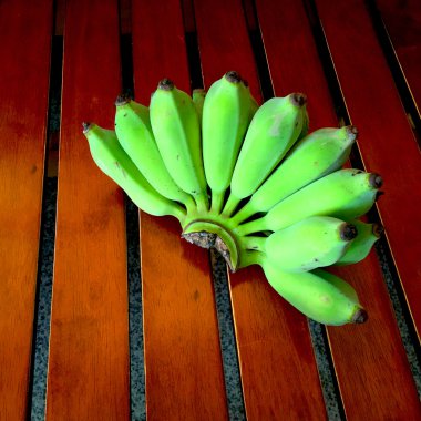 Ahşap bir zemin üzerine yeşil muz paket