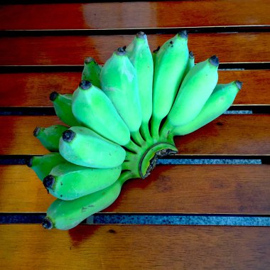 Ahşap bir zemin üzerine yeşil muz paket