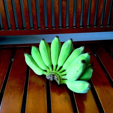 Ahşap bir zemin üzerine yeşil muz paket