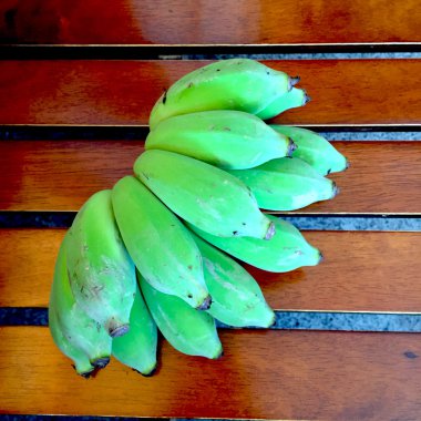 Ahşap bir zemin üzerine yeşil muz paket