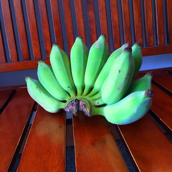青香蕉束对木材的背景 — 图库照片