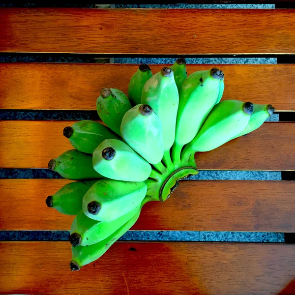 Groene banaan bundel op een houten achtergrond — Stockfoto