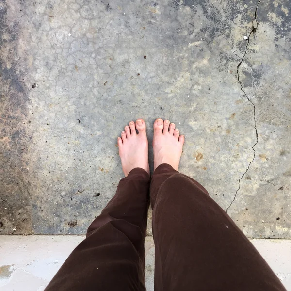 Selfie kobieta bosymi stopami na podłodze — Zdjęcie stockowe