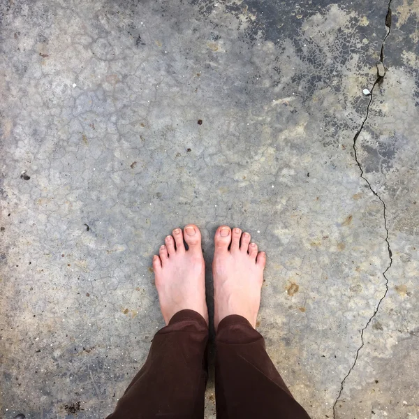 Selfie de mujer pies desnudos en el suelo —  Fotos de Stock