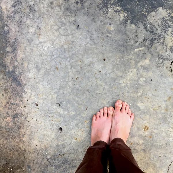 女人裸脚在地板上的自拍 — 图库照片