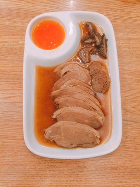 Armut, ahşap zemin üzerine sos Marine ile kızarmış ördek 