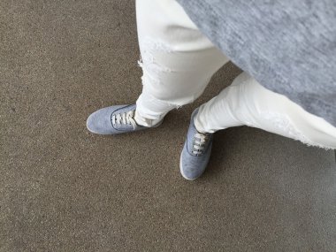 Gri katta yürüyüş spor ayakkabı