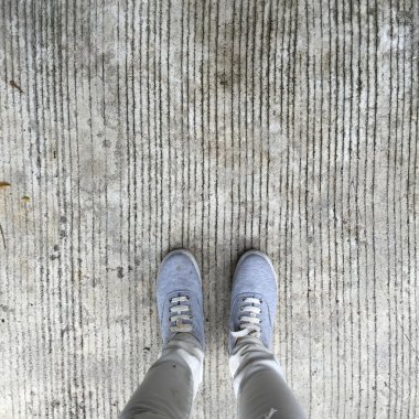 Gri katta yürüyüş spor ayakkabı