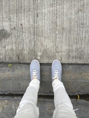 Gri katta yürüyüş spor ayakkabı