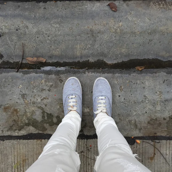 Zapatillas de deporte grises caminando por el suelo —  Fotos de Stock