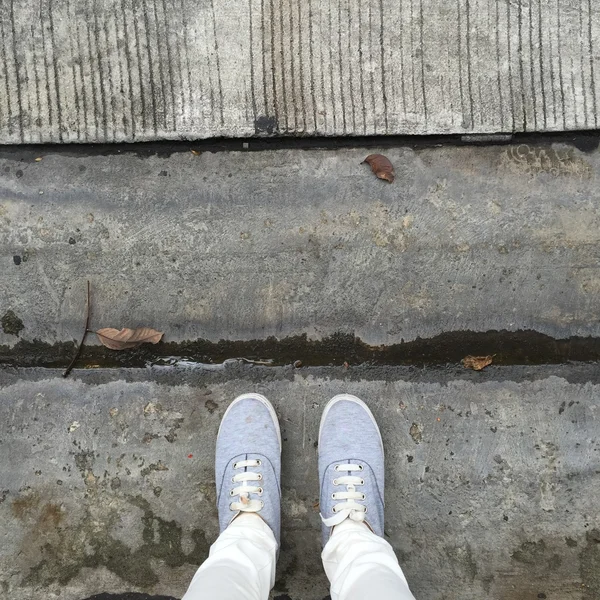 Grijze Sneakers lopen op de vloer — Stockfoto