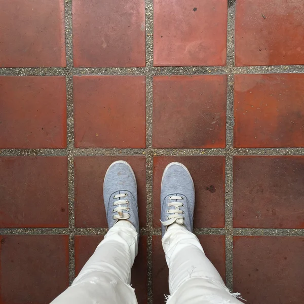 Grå Sneakers gå på golvet — Stockfoto