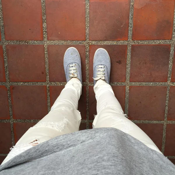 在地板上行走的灰色运动鞋 — 图库照片
