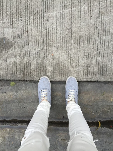 Cinza Sneakers andando no chão — Fotografia de Stock
