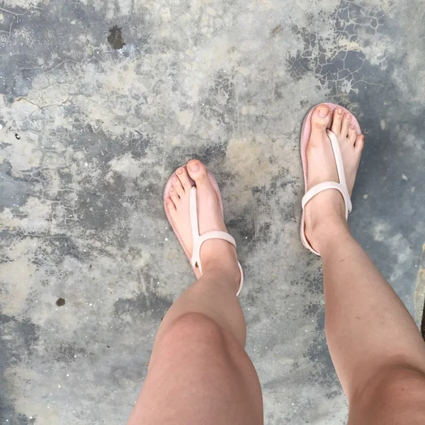 Mujer piernas y pies de pie en el suelo — Foto de Stock