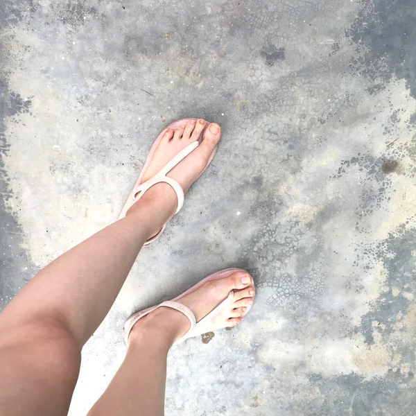 Pernas de mulher e pés de pé no chão — Fotografia de Stock