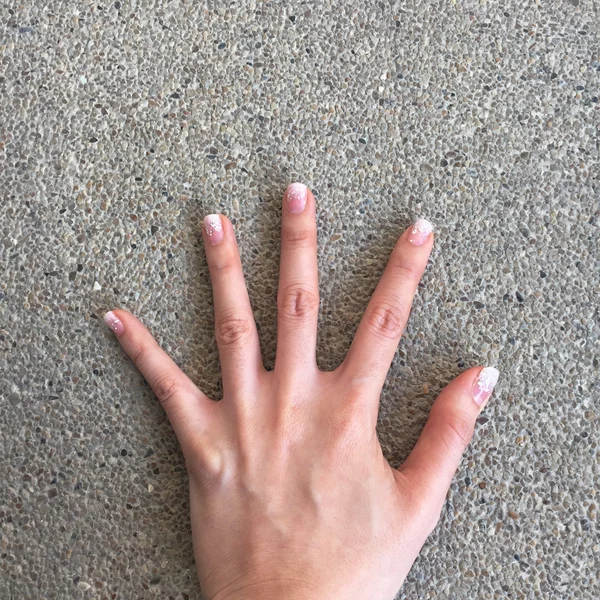 A mão da mulher no chão — Fotografia de Stock