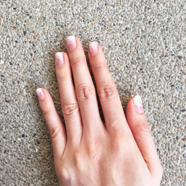 La mano de la mujer en el suelo — Foto de Stock