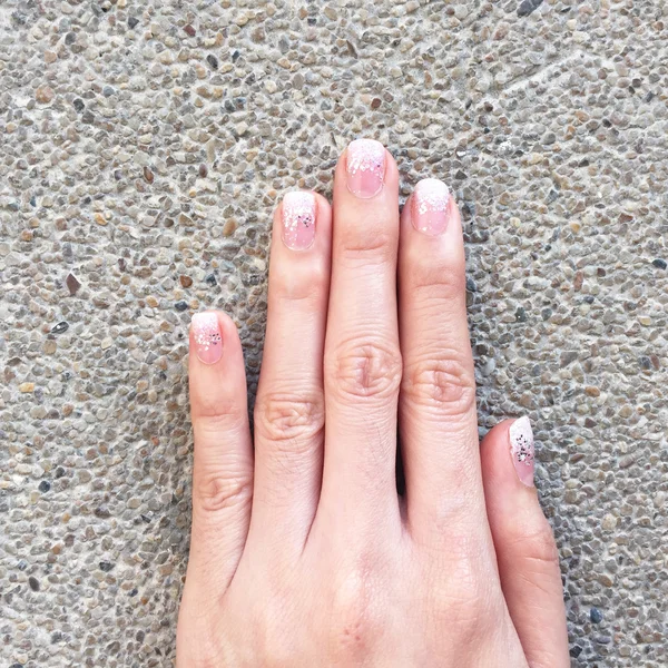 La mano de la mujer en el suelo — Foto de Stock