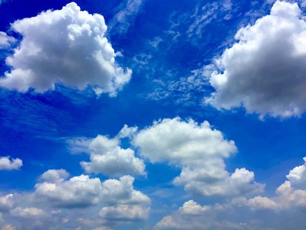 Cielo blu con nuvola primo piano — Foto Stock