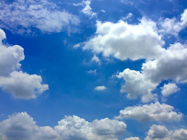 Cielo blu con nuvola primo piano — Foto Stock