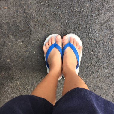 Çocuğun ayakları yere ayağa kalk 