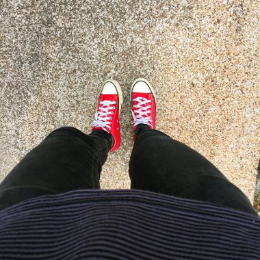 Selfie kız bacaklar katta kırmızı spor ayakkabı 