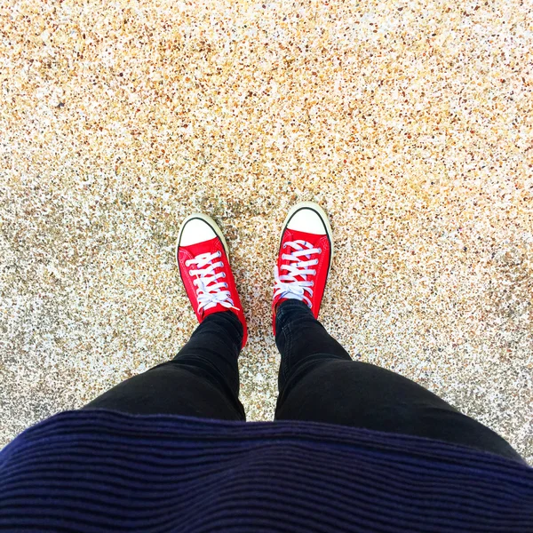 Selfie de baskets rouges sur les jambes des filles sur le sol — Photo