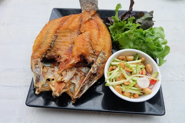 Pescado despedido con salsa de pescado deliciosa comida tailandesa (Snapper rematado con salsa ) — Foto de Stock